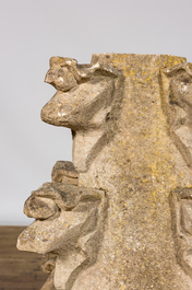 Een paar neogotische kalkstenen pinakels, vermoedelijk 19e eeuw