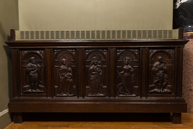 Panneau figurant cinq saints en ch&ecirc;ne sculpt&eacute; mont&eacute; comme cache-radiateur, 19/20&egrave;me