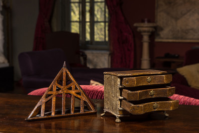 A patinated wooden miniature commode and a maquette for a roof, 19th C.