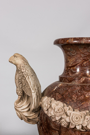 Une paire d'imposants vases en marbre &agrave; d&eacute;cor d'aigles, 20&egrave;me