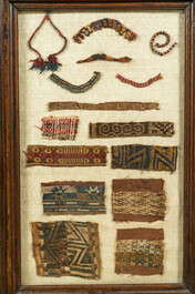 Een collectie fragmenten van Koptisch textiel in twee lijsten
