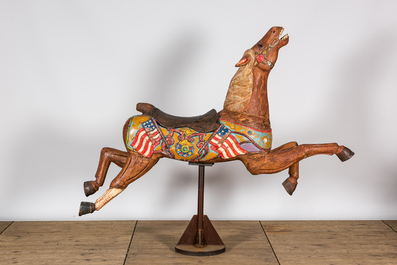 Un cheval de carrousel en bois &agrave; d&eacute;cor polychrome, 20&egrave;me