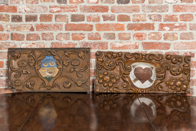 Vier gesculpteerde houten panelen met polychrome fantasiewapens, 18/19e eeuw