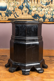 An ebonised wooden pedestal, 20th C.