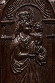 Een eikenhouten paneel met heiligen als voorzet gemonteerd, 19/20e eeuw