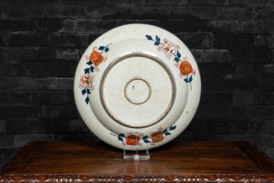 Un grand plat en porcelaine Imari de Japon &agrave; d&eacute;cor floral, Edo, 18&egrave;me