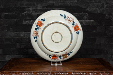 Een grote Japanse Imari schotel met een bloemenmand, Edo, 18e eeuw