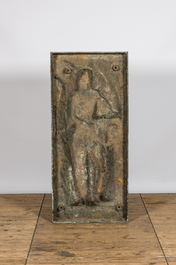 Een groot bronzen communistisch reli&euml;f met een arbeider, mogelijk Oost-Europa, 3e kwart 20e eeuw