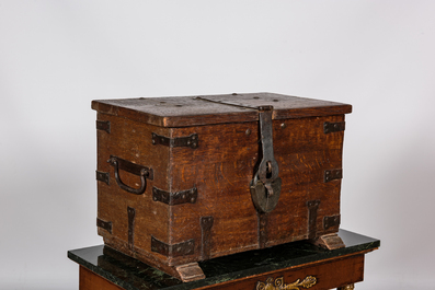 Een Vlaams eikenhouten koffertje met smeedijzeren beslag, 18e eeuw