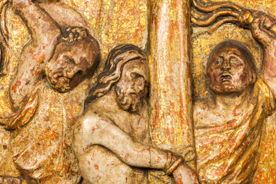 Drie Zuid-Europese polychrome en vergulde notelaren reli&euml;fs met de geseling van Christus en twee heiligen, 17e eeuw