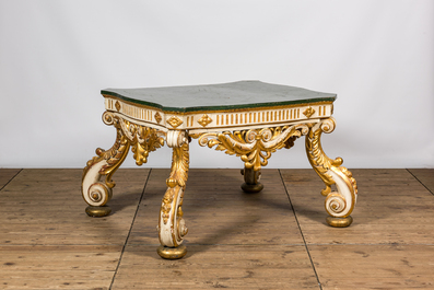 Une table de style baroque en bois polychrome et dor&eacute;, Italie, 19&egrave;me