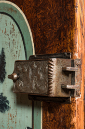 Un cabinet &agrave; deux portes en bois polychrom&eacute; &agrave; d&eacute;cor de paysage &agrave; l'int&eacute;rieur, 19&egrave;me