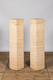 Une paire de colonnes en travertin, Italie, 20&egrave;me