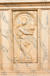 Trois panneaux aux saints en bois sculpt&eacute; mont&eacute;s comme cache-radiateur &agrave; patine faux marbre, 19/20&egrave;me