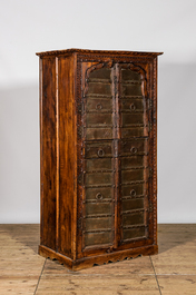 Een Indische hardhouten kast met metaalbeslag, 20e eeuw