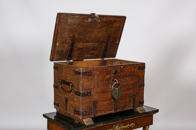 Een Vlaams eikenhouten koffertje met smeedijzeren beslag, 18e eeuw