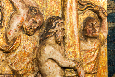 Trois reliefs en noyer polychrom&eacute; et dor&eacute; repr&eacute;sentant la flagellation du Christ et deux saints, Europe du Sud, 17&egrave;me