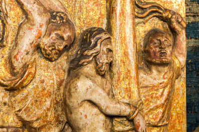 Drie Zuid-Europese polychrome en vergulde notelaren reli&euml;fs met de geseling van Christus en twee heiligen, 17e eeuw