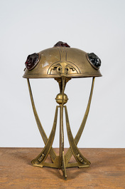 Een koperen Art Nouveau lamp met gekleurde cabochons, 20e eeuw