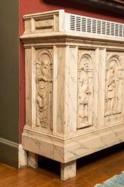 Drie faux marbre beschilderde houten panelen met heiligen als voorzetten gemonteerd, 19/20e eeuw