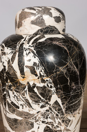 Paire de grands vases couverts en marbre 'Grand Antique' en noir et blanc, Italie, 20&egrave;me