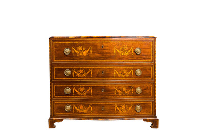 Een paar uitzonderlijke Engelse of Maltese mahoniehouten commodes met bloemenmarqueterie, 18e eeuw