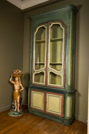 Een grote polychrome eikenhouten vitrine, 18e eeuw