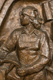 Grand relief en bronze &agrave; sujet communiste figurant un ouvrier d'usine, peut-&ecirc;tre Europe de l'Est, 3&egrave;me quart du 20&egrave;me