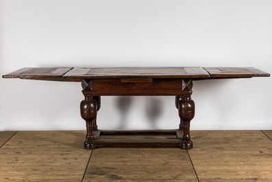 An oak wooden table with baluster legs, 17th C.