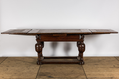 Een eikenhouten tafel met balusterpoten, 17e eeuw