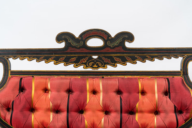 Een Frans oosters ge&iuml;nspireerd salon bestaande uit een sofa en een paar armstoelen, 19e eeuw