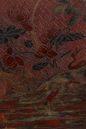 Een Chinees achtdelig rood- en zwartgelakt kamerscherm met een gevechtssc&egrave;ne en een landschap met vogels, 1e helft 20e eeuw