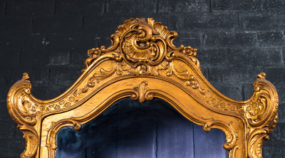 A richly carved gilt wooden Rococo-style display cabinet, 19th C.