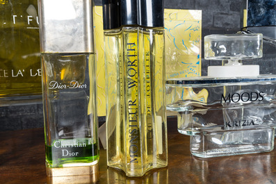 Een gevarieerde collectie parfumflacons, 20e eeuw