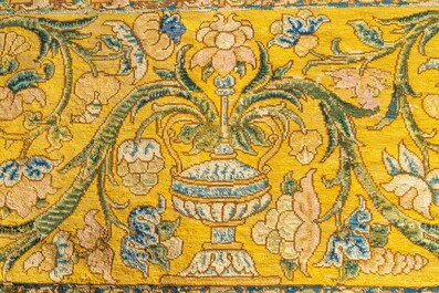 Een Engels polychroom wollen antependium 'aux petits points' met floraal decor, 1e derde 18e eeuw
