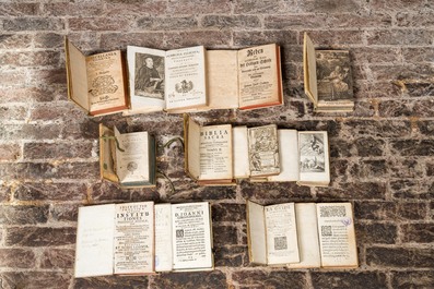 Een gevarieerde collectie boeken met religieuze thematiek, 17/18e eeuw