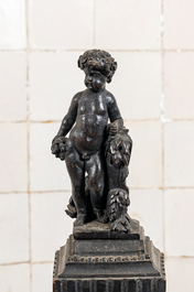 Pendule en bois noirci &agrave; d&eacute;cor de personnages romantiques et surmont&eacute;e d'un putto, 19&egrave;me