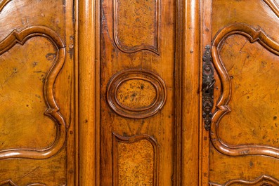 Armoire &agrave; deux portes de style Louis XV, France, 18&egrave;me