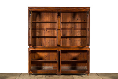 Een grote Franse pitch pine bibliotheekkast, 19e eeuw