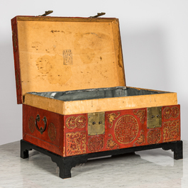 Een Chinese roodgelakte koffer met bronzen monturen op voet, 20e eeuw