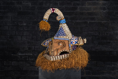 Un masque casque (mukenga) aux cauris, Kuba, Congo, 20&egrave;me