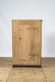 Een landelijke dennenhouten voorraadkast met &eacute;&eacute;n deur, 19e eeuw