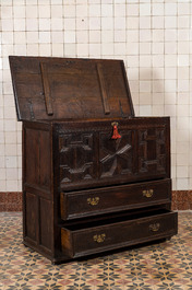 Coffre &agrave; deux tiroirs en ch&ecirc;ne sculpt&eacute; de style Charles II, Angleterre, 17/18&egrave;me