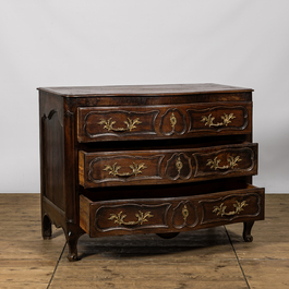 Une commode de style Louis XV en noyer, 18&egrave;me