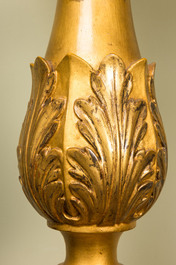 Een grote Italiaanse vergulde houten sokkel met leeuwenpoten, 19e eeuw