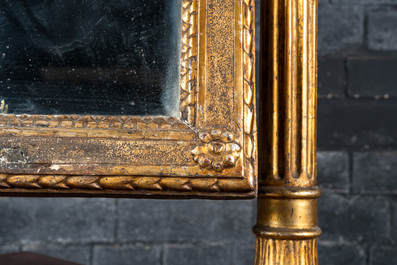 Een neoclassicistische vergulde hoekconsoletafel met marmeren blad bekroond met een spiegel, 19e eeuw