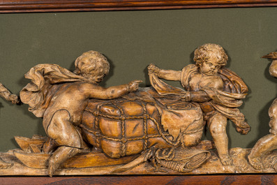 Een uitzonderlijk lang fraai gesculpteerd houten fries met allegorische voorstellingen met putti, 18e eeuw