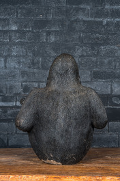 Un gorille en polystone peint en noir, 20&egrave;me