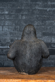 Een zwartbeschilderde polystone gorilla, 20e eeuw