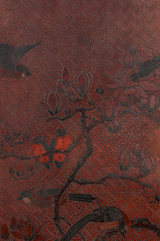 Een Chinees achtdelig rood- en zwartgelakt kamerscherm met een gevechtssc&egrave;ne en een landschap met vogels, 1e helft 20e eeuw